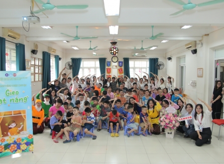 Chương trình " Gieo Hạt Nắng" của sinh viên Liên chi Hội Sinh viên Khoa Tiếng Anh Trường Đại học Sư phạm Hà Nội dành tặng các bé Sao Mai